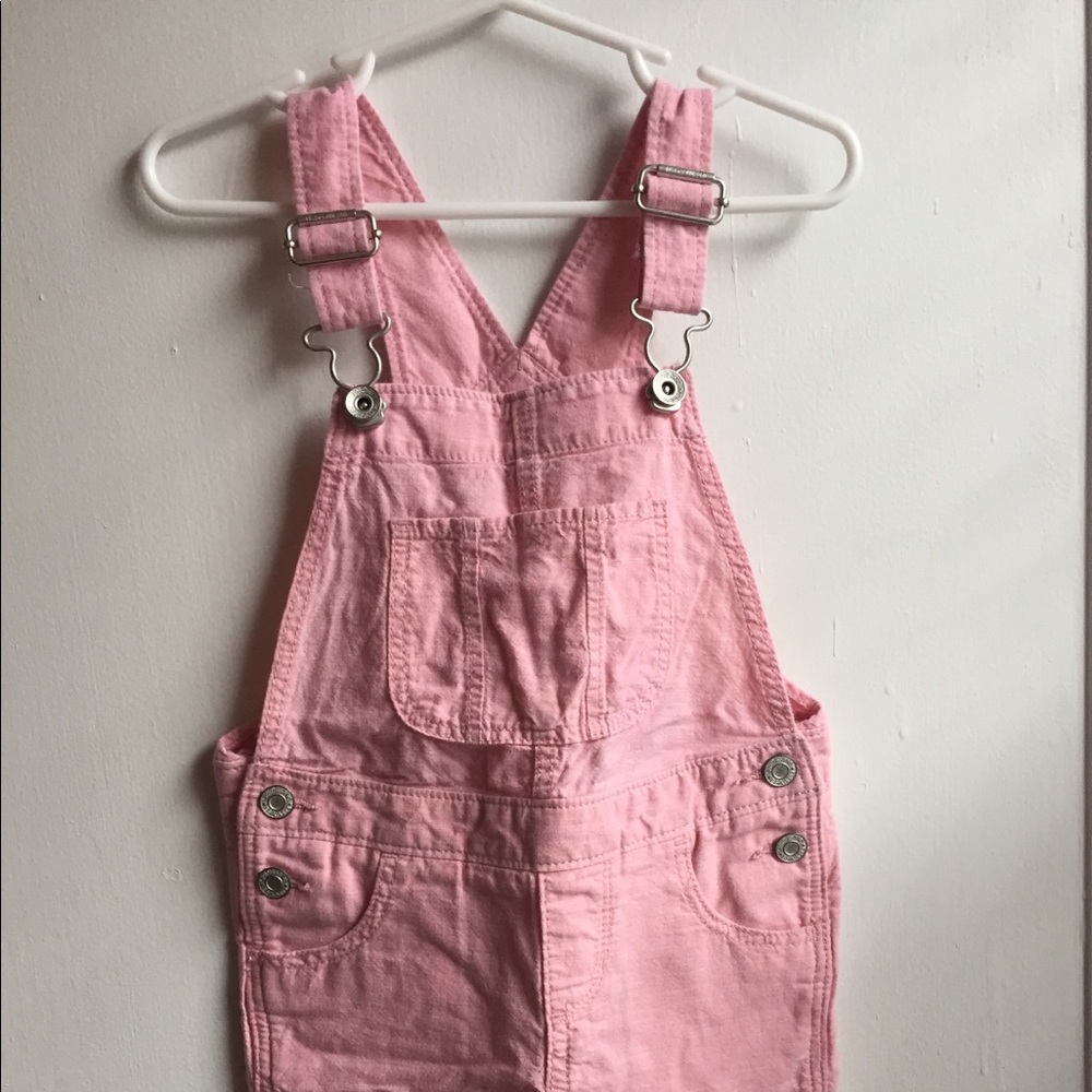 Short overalls in a light pink cotton